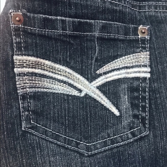 EUC JEAN BERMUDA SHORTS SO STYLISH AND COMFY!!⭐️❤️ - Picture 2 of 5